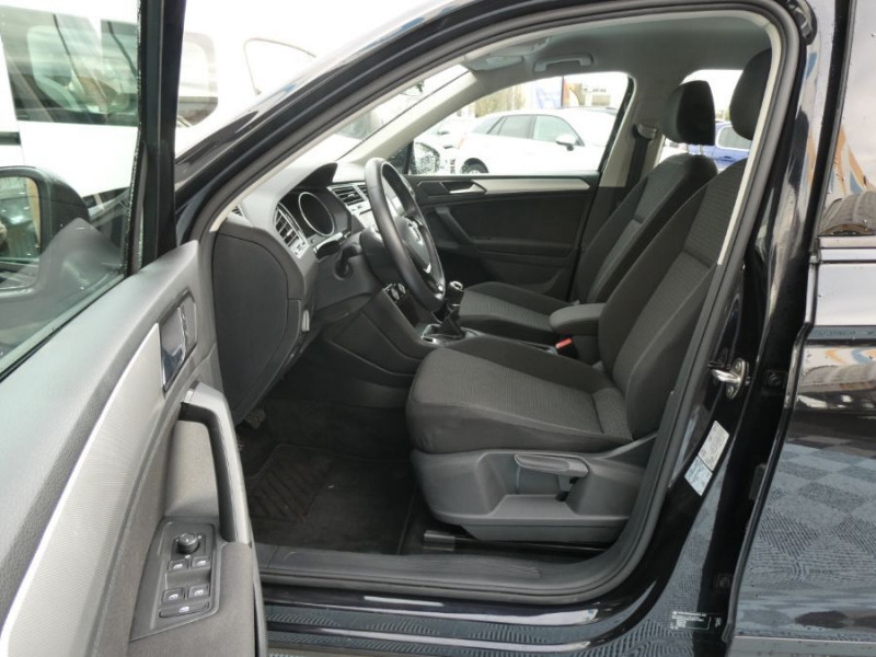 Photo 5 de l'offre de VOLKSWAGEN TIGUAN II 1.4 TSI 125 BVM6 TRENDLINE AppleCP Radars Attel. à 23450€ chez Mérignac auto