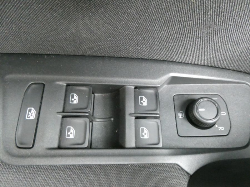 Photo 34 de l'offre de VOLKSWAGEN TIGUAN II 1.4 TSI 125 BVM6 TRENDLINE AppleCP Radars Attel. à 23450€ chez Mérignac auto