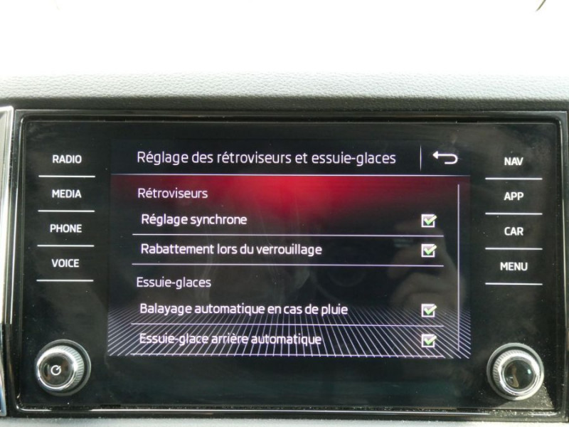 Photo 30 de l'offre de SKODA KAROQ 1.6 TDI 115 DSG DRIVE Cockpit Camera 1ère Main à 26950€ chez Mérignac auto