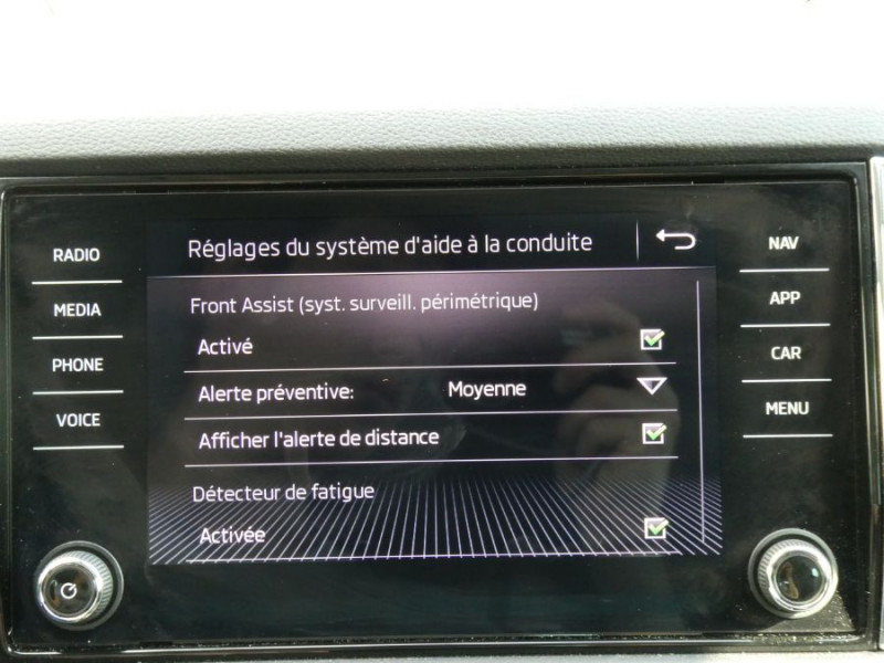 Photo 27 de l'offre de SKODA KAROQ 1.6 TDI 115 DSG DRIVE Cockpit Camera 1ère Main à 26950€ chez Mérignac auto