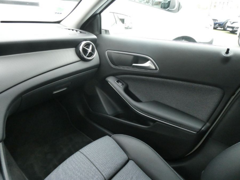 Photo 38 de l'offre de MERCEDES-BENZ GLA (2) 180 BVM6 INSPIRATION GPS Camera CarPlay LED Hayon EL. à 26450€ chez Mérignac auto