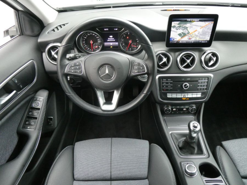 Photo 16 de l'offre de MERCEDES-BENZ GLA (2) 180 BVM6 INSPIRATION GPS Camera CarPlay LED Hayon EL. à 26450€ chez Mérignac auto