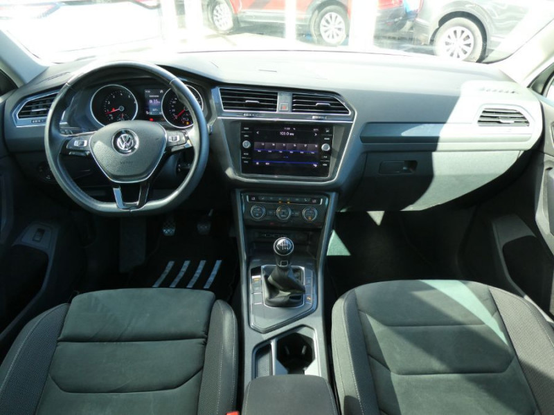 Photo 18 de l'offre de VOLKSWAGEN TIGUAN II 1.4 TSI 150 BVM6 COMFORTLINE Alcantara ACC Hayon EL. à 25970€ chez Mérignac auto