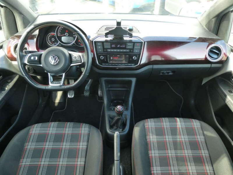 Photo 18 de l'offre de VOLKSWAGEN UP! 1.0 115 BVM6 GTI 3P JA17 Clim Auto à 15750€ chez Mérignac auto