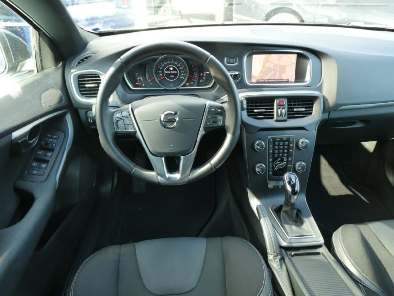 Photo 21 de l'offre de VOLVO V40 T3 1.5 152 BVA6 MOMENTUM GPS LED Radars à 21490€ chez Mérignac auto
