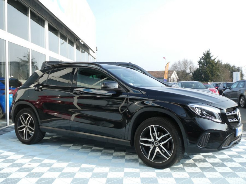 Photo 2 de l'offre de MERCEDES-BENZ GLA 180 122cv 7G-DCT INSPIRATION Hayon EL. Camera 1ère Main à 26750€ chez Mérignac auto
