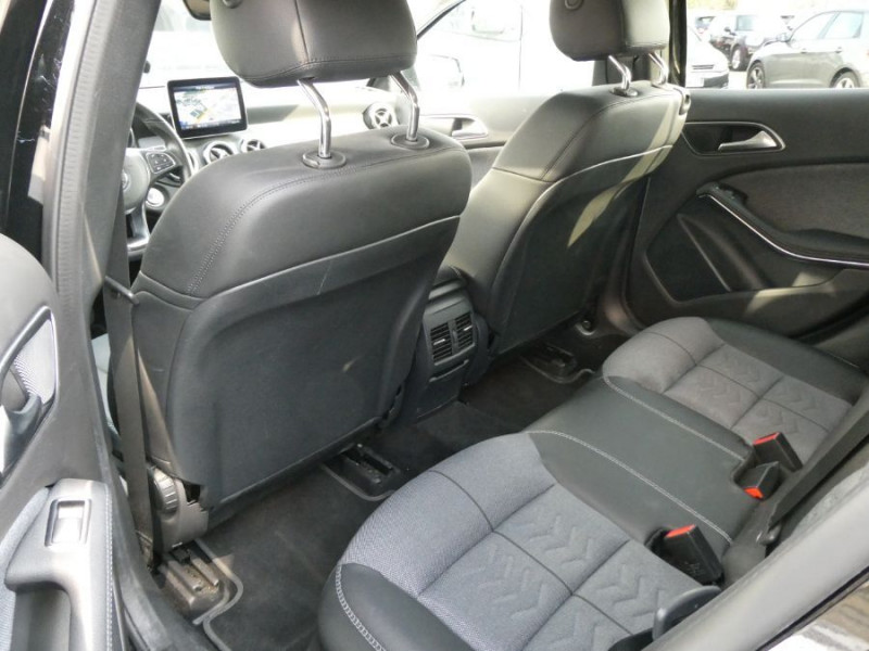 Photo 15 de l'offre de MERCEDES-BENZ GLA 180 122cv 7G-DCT INSPIRATION Hayon EL. Camera 1ère Main à 26750€ chez Mérignac auto