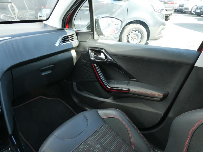 Photo 38 de l'offre de PEUGEOT 2008 II 1.2 PureTech 110 EAT6 GT LINE Camera TOIT Pano Grip.C. à 16950€ chez Mérignac auto