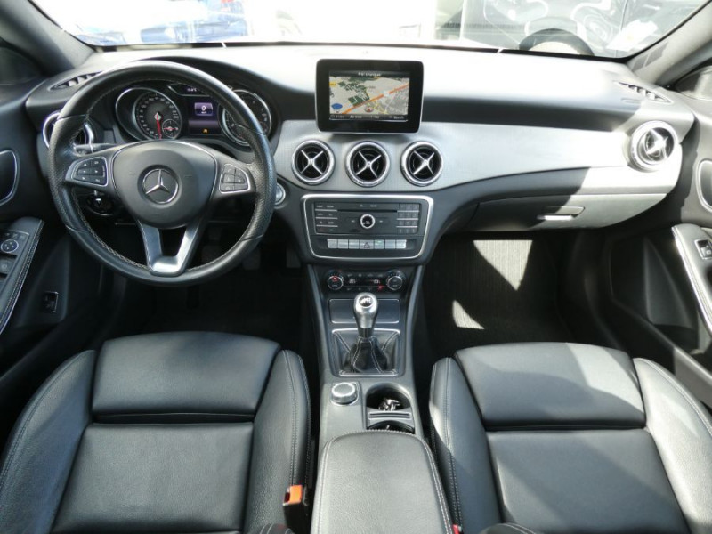 Photo 14 de l'offre de MERCEDES-BENZ CLA 180 122cv BVM6 SENSATION GPS Camera JA18 Attel. à 20950€ chez Mérignac auto