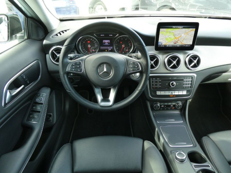 Photo 4 de l'offre de MERCEDES-BENZ GLA 200 156cv 7G-DCT URBAN Black Pack Caméra JA19 Hayon EL. à 30500€ chez Mérignac auto