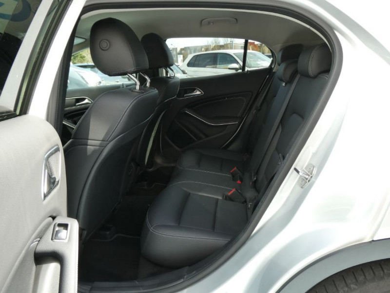 Photo 14 de l'offre de MERCEDES-BENZ GLA 200 156cv 7G-DCT URBAN Black Pack Caméra JA19 Hayon EL. à 30500€ chez Mérignac auto