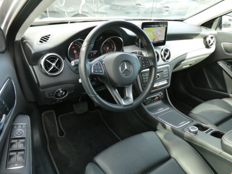 Photo 12 de l'offre de MERCEDES-BENZ GLA 200 156cv 7G-DCT URBAN Black Pack Caméra JA19 Hayon EL. à 30500€ chez Mérignac auto