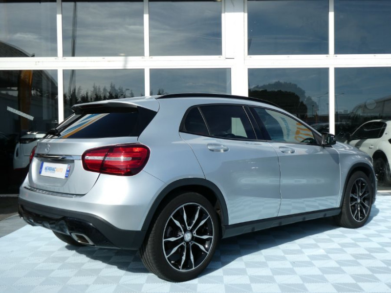 Photo 3 de l'offre de MERCEDES-BENZ GLA 200 156cv 7G-DCT URBAN Black Pack Caméra JA19 Hayon EL. à 30500€ chez Mérignac auto