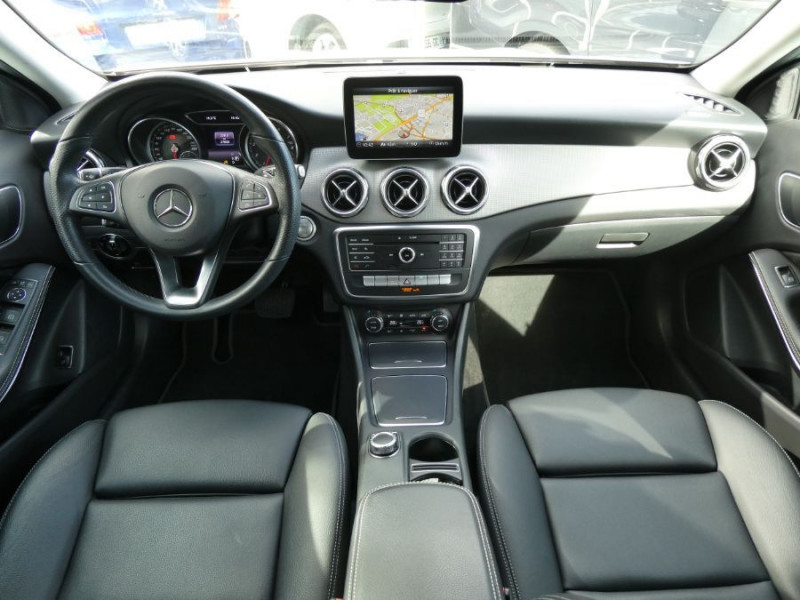 Photo 13 de l'offre de MERCEDES-BENZ GLA 200 156cv 7G-DCT URBAN Black Pack Caméra JA19 Hayon EL. à 30500€ chez Mérignac auto