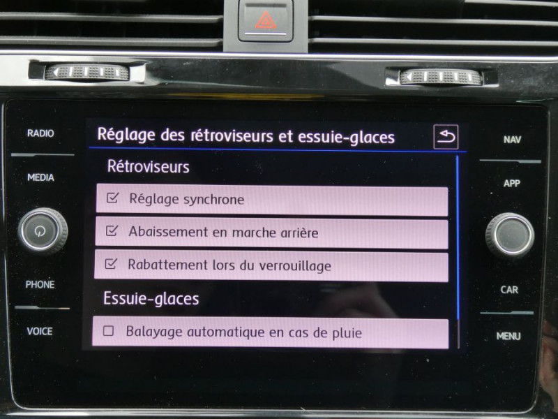 Photo 23 de l'offre de VOLKSWAGEN GOLF VII 1.5 TSI 150 DSG7 CARAT Camera Cockpit à 23450€ chez Mérignac auto