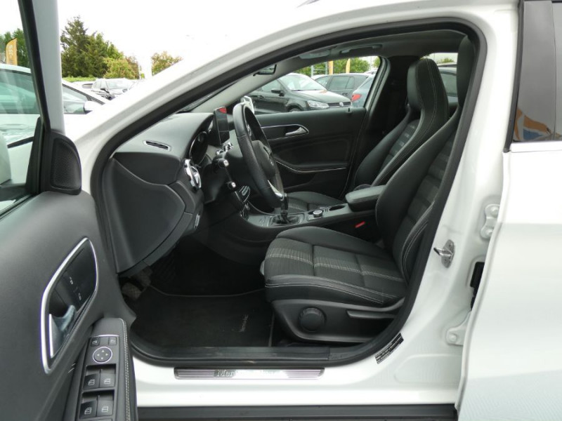 Photo 13 de l'offre de MERCEDES-BENZ GLA 200 156cv BVM6 URBAN TOIT Pano Camera LED JA18 à 26490€ chez Mérignac auto