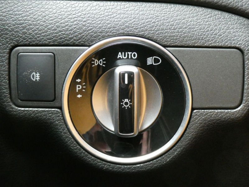 Photo 25 de l'offre de MERCEDES-BENZ GLA 200 156cv BVM6 URBAN TOIT Pano Camera LED JA18 à 26490€ chez Mérignac auto