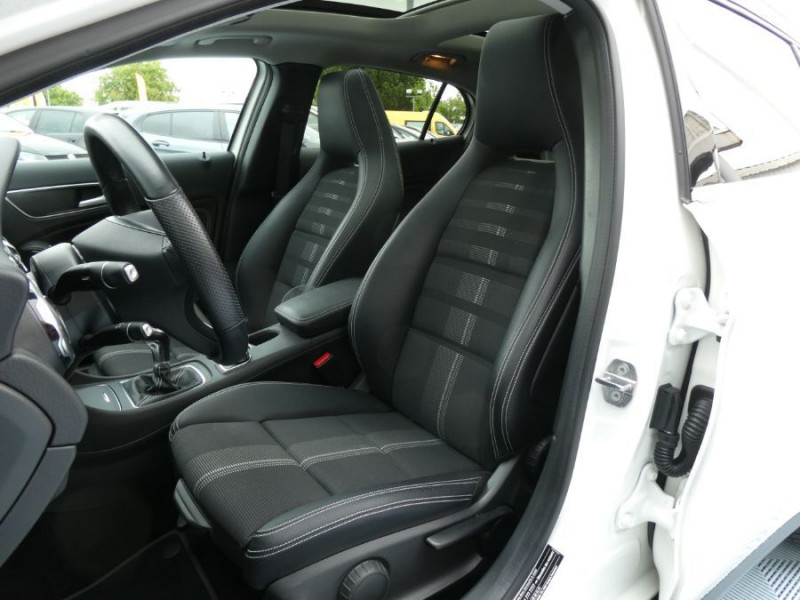 Photo 15 de l'offre de MERCEDES-BENZ GLA 200 156cv BVM6 URBAN TOIT Pano Camera LED JA18 à 26490€ chez Mérignac auto