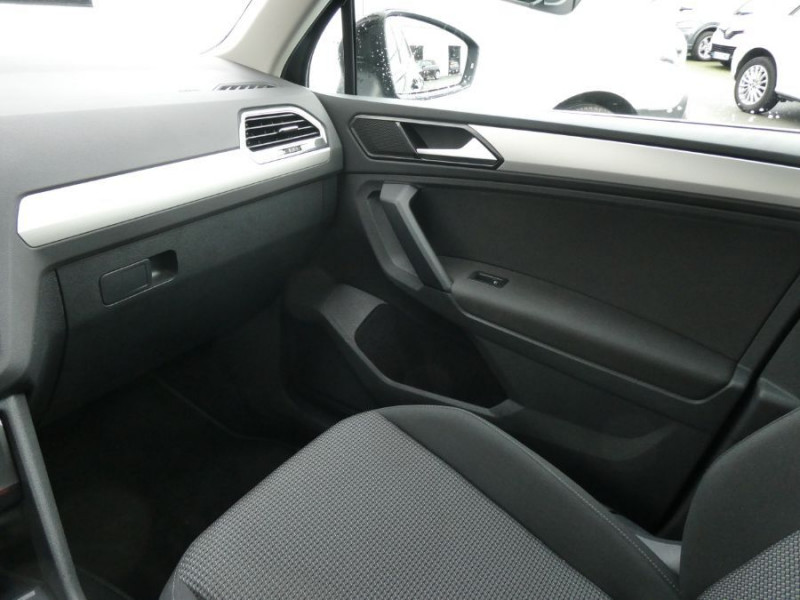 Photo 36 de l'offre de VOLKSWAGEN TIGUAN II 1.4 TSI 125 BVM6 TRENDLINE CarPlay Radars Attel. à 22750€ chez Mérignac auto