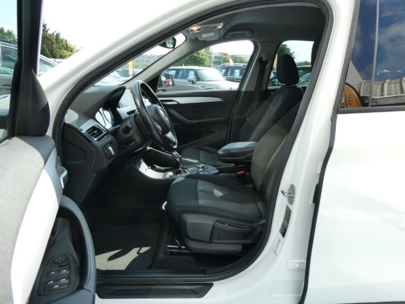 Photo 14 de l'offre de BMW X1 (F48) SDRIVE 18DA 150 BVA8 LOUNGE GPS LED CarPlay Privacy Glass Hayon élec. à 26950€ chez Mérignac auto