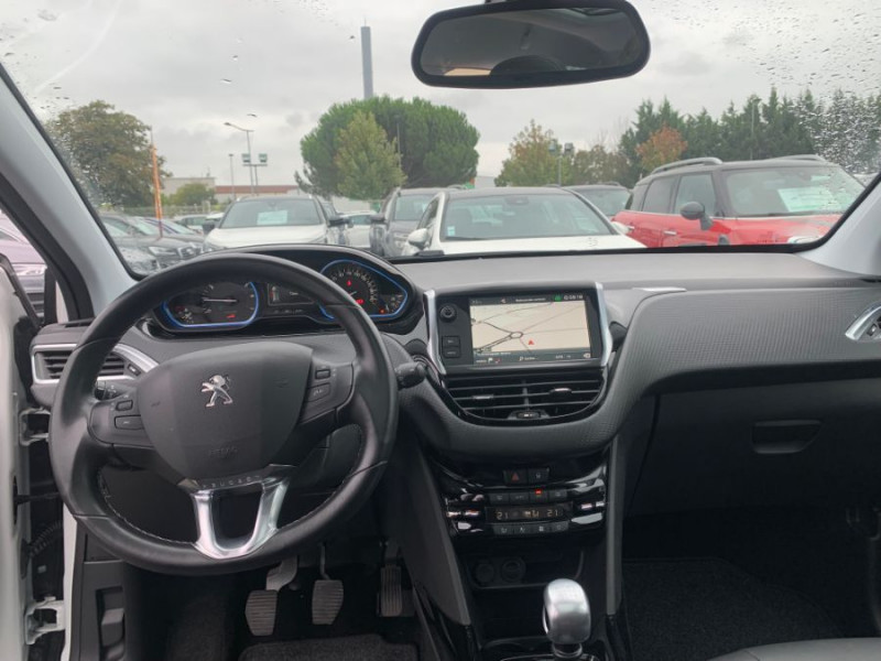 Photo 4 de l'offre de PEUGEOT 2008 II 1.2 PureTech 130 BVM6 ALLURE TOIT Pano GPS Camera Grip.C. à 16480€ chez Mérignac auto