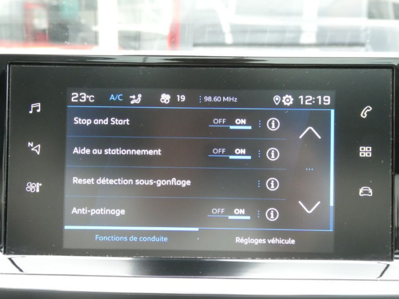 Photo 30 de l'offre de PEUGEOT 208 II 1.2 PureTech 100 BVM6 ALLURE PACK Cockpit 3D TOIT Pano à 17450€ chez Mérignac auto