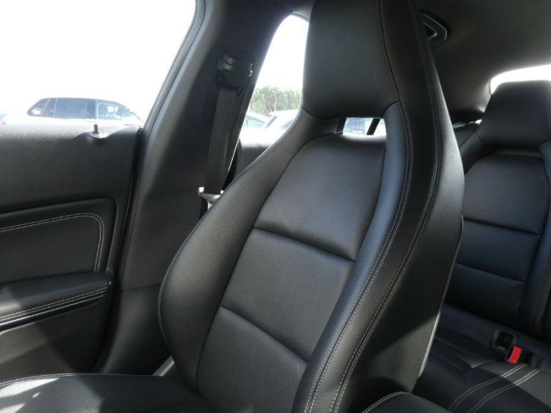 Photo 33 de l'offre de MERCEDES-BENZ CLA 180 122cv BVM6 SENSATION GPS Camera JA18 Attel. à 20490€ chez Mérignac auto