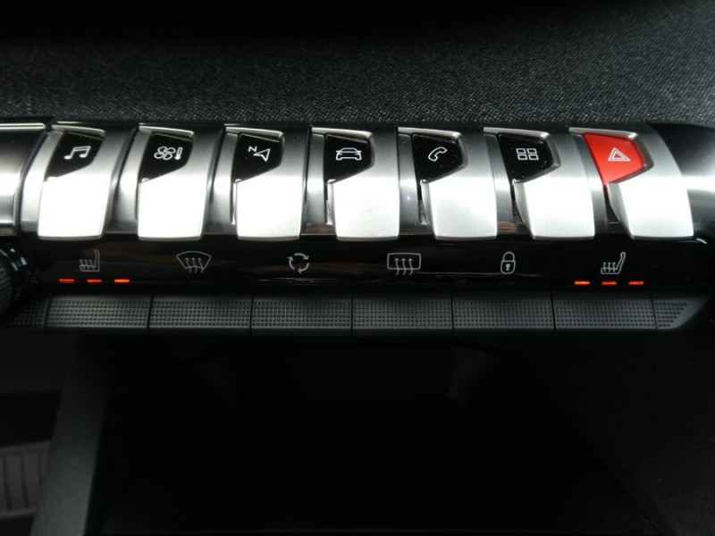 Photo 24 de l'offre de PEUGEOT 3008 II 1.2 PureTech 130 EAT8 GT LINE Full LED CarPlay SC à 23450€ chez Mérignac auto
