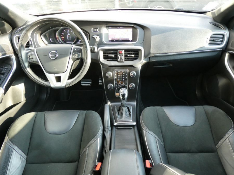 Photo 13 de l'offre de VOLVO V40 T3 1.5 152 BVA6 Geartronic R-DESIGN JA17 LED à 22490€ chez Mérignac auto