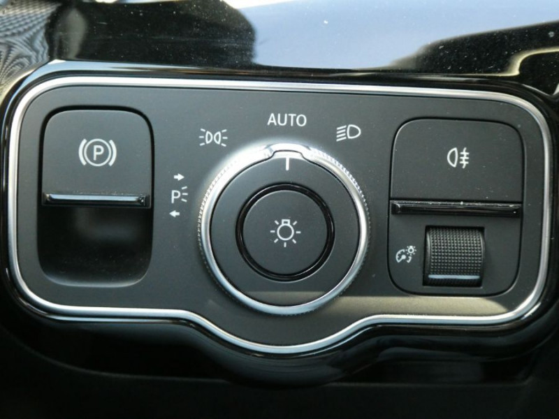 Photo 20 de l'offre de MERCEDES-BENZ CLASSE A IV 180 D 7G-DCT PROGRESSIVE LINE Toit Ouvrant Grand GPS Camera JA17 à 25450€ chez Mérignac auto