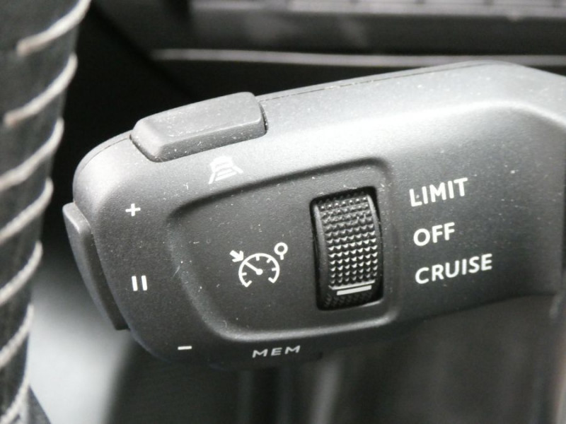 Photo 21 de l'offre de PEUGEOT 208 II 1.2 PureTech 100 BVM6 ALLURE PACK Cockpit 3D TOIT Pano à 17450€ chez Mérignac auto