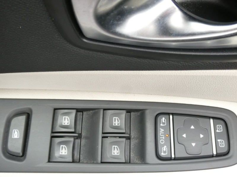 Photo 28 de l'offre de RENAULT CAPTUR 1.2 TCe 120 BVM6 INITIALE CUIR TOIT Pano Camera Bose à 16450€ chez Mérignac auto