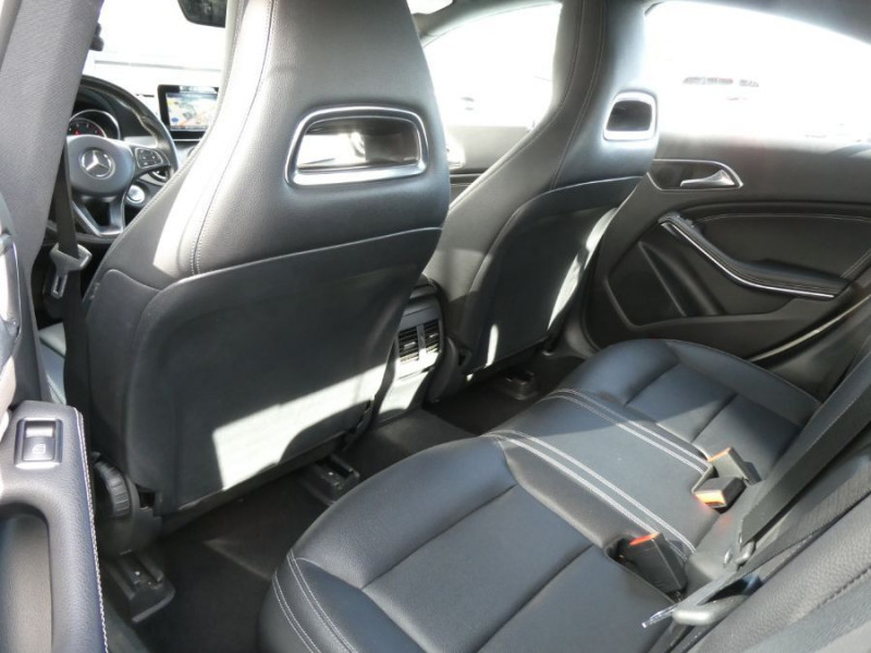 Photo 16 de l'offre de MERCEDES-BENZ CLA 180 122cv BVM6 SENSATION GPS Camera JA18 Attel. à 20490€ chez Mérignac auto