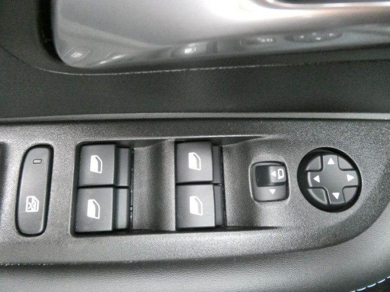 Photo 16 de l'offre de PEUGEOT 208 II 1.2 PureTech 100 EAT8 ALLURE PACK Cockpit 3D TOIT Pano à 19950€ chez Mérignac auto