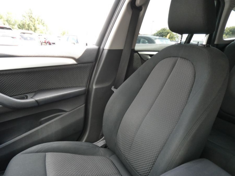 Photo 33 de l'offre de BMW X1 (F48) SDRIVE 18iA 140 BVA7 LOUNGE GPS Camera LED Privacy Glass RER Volant M Hayon élec. à 26950€ chez Mérignac auto