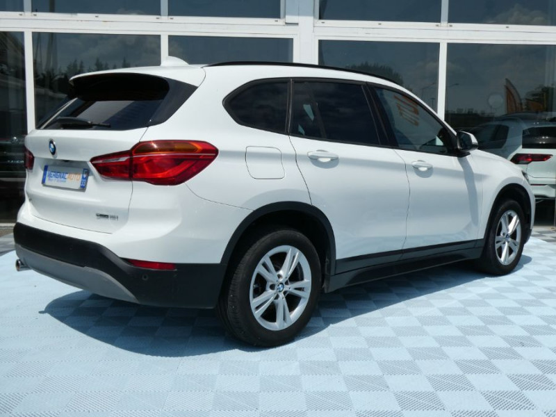 Photo 3 de l'offre de BMW X1 (F48) SDRIVE 18iA 140 BVA7 LOUNGE GPS Camera LED Privacy Glass RER Volant M Hayon élec. à 26950€ chez Mérignac auto