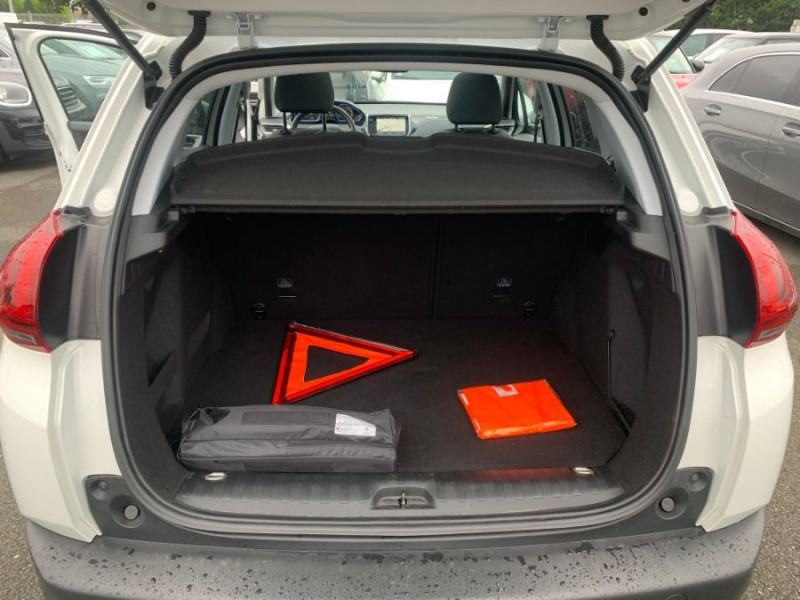 Photo 15 de l'offre de PEUGEOT 2008 II 1.2 PureTech 130 BVM6 ALLURE TOIT Pano GPS Camera Grip.C. à 16480€ chez Mérignac auto