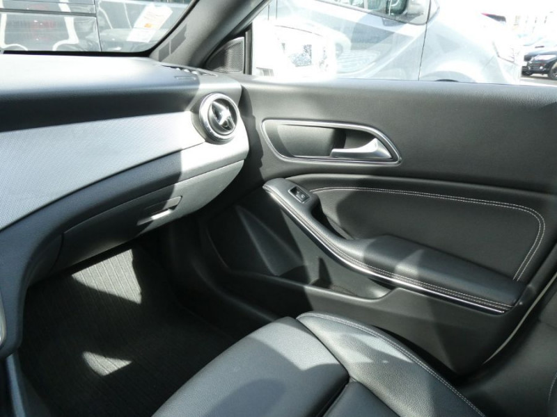 Photo 36 de l'offre de MERCEDES-BENZ CLA 180 122cv BVM6 SENSATION GPS Camera JA18 Attel. à 20490€ chez Mérignac auto