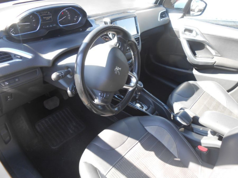 Photo 4 de l'offre de PEUGEOT 2008 II 1.2 PureTech 110 EAT6 ALLURE Camera Attelage à 16450€ chez Mérignac auto