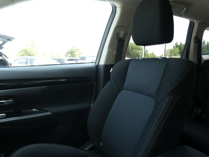 Photo 35 de l'offre de MITSUBISHI OUTLANDER III (2) PHEV TWIN MOTOR 4WD INTENSE Attelage à 25950€ chez Mérignac auto