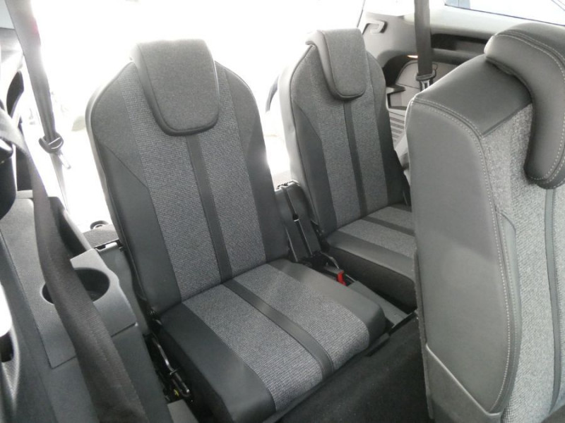 Photo 38 de l'offre de PEUGEOT 5008 II 1.2 Puretech 130 EAT6 ALLURE 7PL Grip Control à 26950€ chez Mérignac auto