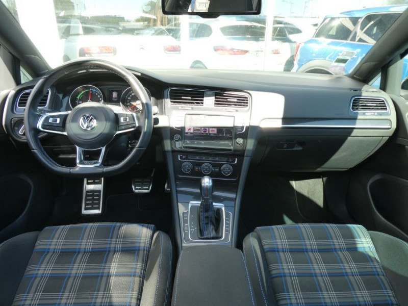 Photo 18 de l'offre de VOLKSWAGEN GOLF VII 1.4 TSI 204 GTE HYBRIDE Rechargeable TOE JA18 Camera à 20950€ chez Mérignac auto
