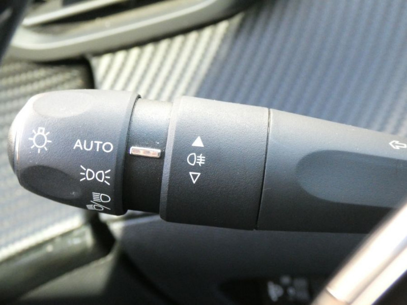 Photo 34 de l'offre de PEUGEOT 208 II 1.2 PureTech 100 BVM6 ALLURE PACK Cockpit 3D TOIT Pano à 18450€ chez Mérignac auto