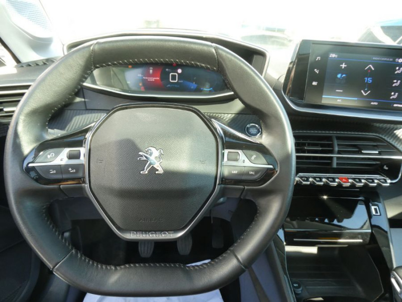 Photo 22 de l'offre de PEUGEOT 208 II 1.2 PureTech 100 BVM6 ALLURE PACK Cockpit 3D TOIT Pano à 18450€ chez Mérignac auto
