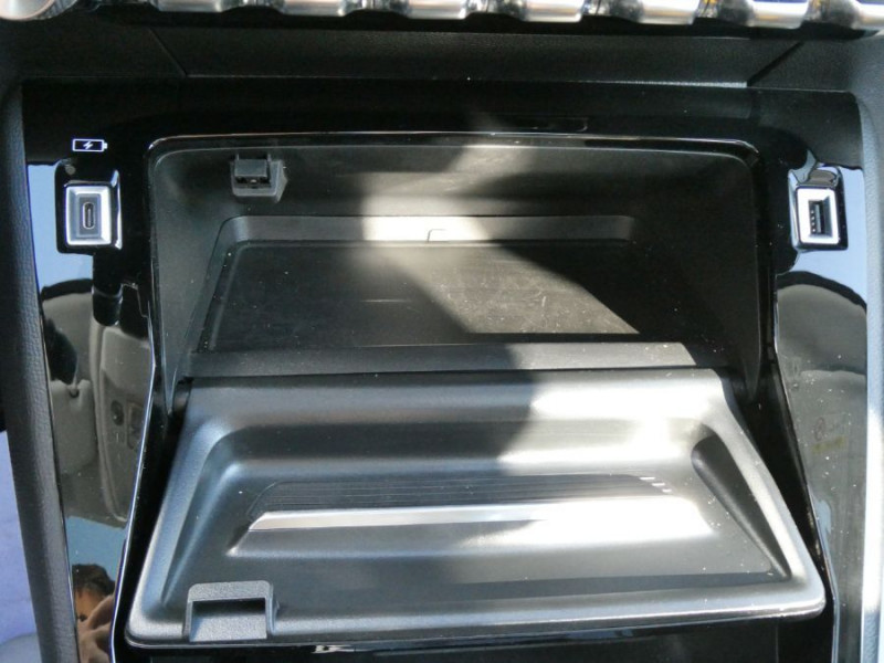 Photo 29 de l'offre de PEUGEOT 208 II 1.2 PureTech 100 BVM6 ALLURE PACK Cockpit 3D TOIT Pano à 18450€ chez Mérignac auto