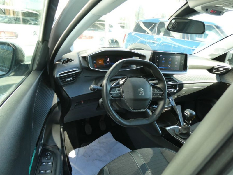 Photo 8 de l'offre de PEUGEOT 208 II 1.2 PureTech 100 BVM6 ALLURE PACK Cockpit 3D TOIT Pano à 18450€ chez Mérignac auto