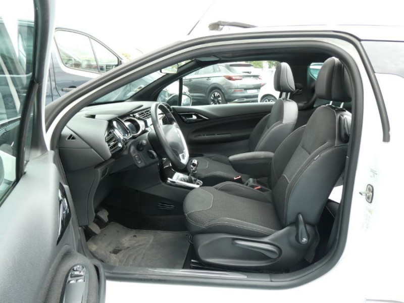 Photo 7 de l'offre de CITROEN DS3 CABRIOLET 1.2 82cv BE CHIC CLIM Bluetooth JA16 à 9950€ chez Mérignac auto