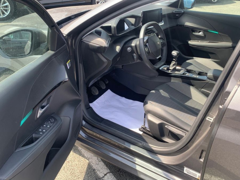 Photo 6 de l'offre de PEUGEOT 208 II 1.2 PureTech 100 BVM6 ALLURE PACK Cockpit 3D TOIT Pano Camera à 18450€ chez Mérignac auto