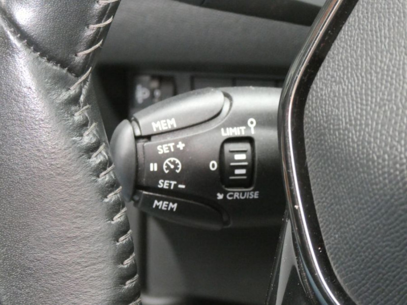 Photo 26 de l'offre de PEUGEOT 2008 II 1.2 PureTech 100 BVM6 ALLURE TOIT Ouvrant GPS Camera à 18470€ chez Mérignac auto