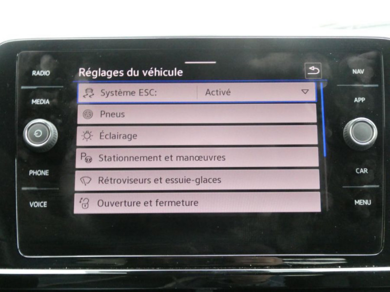 Photo 22 de l'offre de VOLKSWAGEN T-ROC New 1.5 TSI 150 DSG7 R-LINE JA18 Camera Key Less à 32490€ chez Mérignac auto